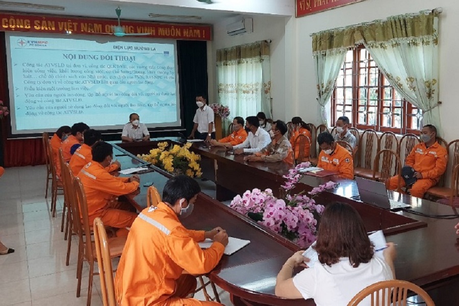 Điện lực Mường La: Đối thoại về công tác an toàn, vệ sinh lao động
